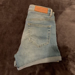 Shorts  - Från NewYorker ett par vanliga shorts som är högmidjade. 34 dsv XS. HALVA PRISET PÅ FRAKTEN