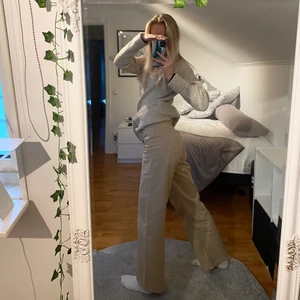 Monki Jeans - Säljer nu mina coola jeans i Kaki-färg från Monki i Strlk 27! De kommer ej till användning och behöver en ny ägare, i fint skick! Hör av dig för mer info🤍(frakt kan diskuteras)