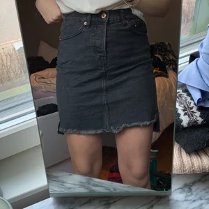 Jeanskjol svart  - Svart/grå jeanskjol ifrån lager157, storlek S! Lite längre fram än bak.