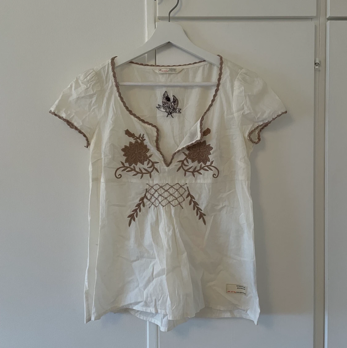 Brun/vit odd molly blus