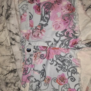 Blommiga shorts  - Helt nya aldrig använda inte riktigt min stil därför säljer jag dom så dom kommer till användning storlek 38