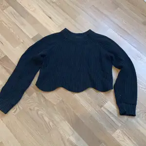 Sweater bought in Los Angeles. A cute cropped sweater with details at the bottom