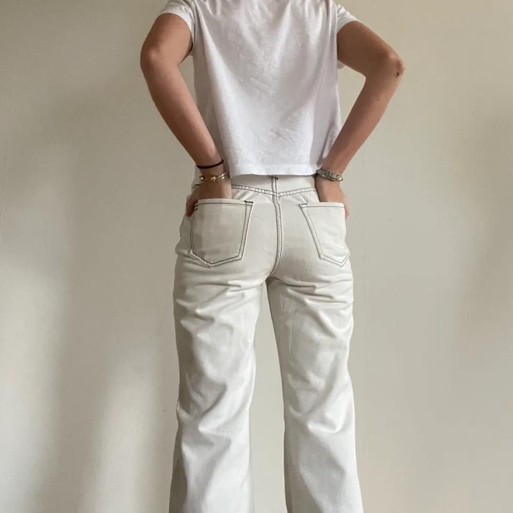 Såå snygga ljusa jeans med svarta sömmarh från Urban Outfiters💓 Perfekt längd i midjan enligt mig💓 Jag ör en 34/36 och dessa passar perfekt, döremot står det 27 på lappen. ❤️ Kontakta vid intresse. Jeans & Byxor.