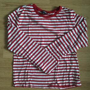 En röd randig tröja från Monki i storlek M. Säljer pga att den ej kommer till användning. Finns inga defekter på den:) Konakta gärna om frågor finns eller om du vill ha fler bilder på den ✨