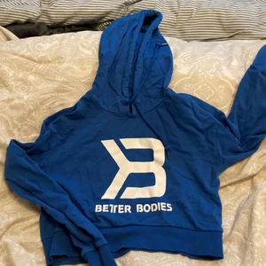 Bettet bodies  - En kornblå croppad better bodies hoodie i storlek S. Obetydligt använd, finns ej att köpa längre. 200 kr + frakt alternativt hämtas i Sigtuna. 