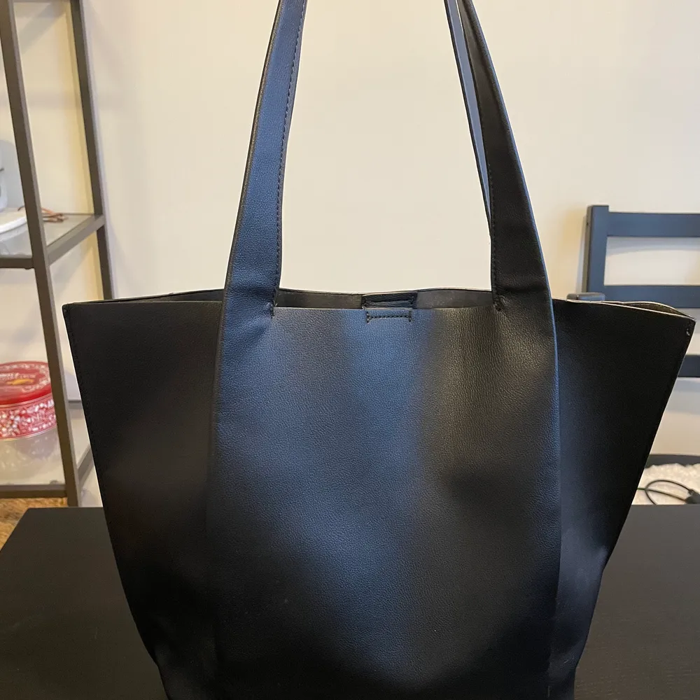 Väska från Zara, som en shoppingbag. Väskan är använd men i bra skick. Inga skador eller fläckar. . Väskor.
