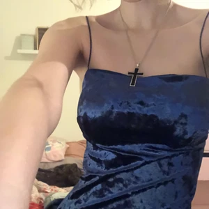 Velour klänning - Säljer denna klänning i Velour som är perfekt till fest eller nyår. Påminner mycket om 90-talet och 2000s. Storleken är xxs men upplever den att vara mer som en xs. Kan troligen passa S pga stretch. Bara använd 3 gånger så i jättebra skick.  Skriv vid intresse/ funderingar :p