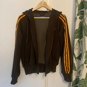 Adidas hoodie - Brun/orange adidashoodie. Passar S/M