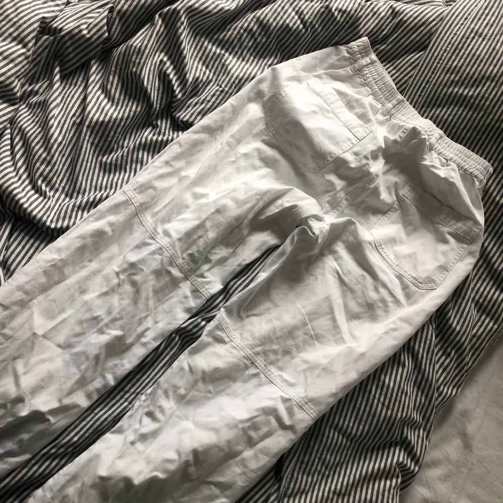 Vita byxor i 100% bomull med coola detaljer! Säljer då jag har för många vita byxor och dessa är lite för små för mig.. Jeans & Byxor.