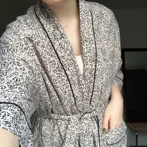 Kimono weekday  - Skön och avslappnad kimono, knappt använd! Strlk S