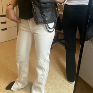 Ljusa jeans  - Säljer mina fina ljusa jeans med slits på sidorna från pull&bear. Dom är lite långa på mig som är 165cm och har blivit lite smutsiga längst ner, annars är dom som som nya. Säljer för 250kr + frakt💕💕