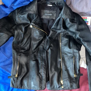 Jacka - En Skinnjacka som är för små för mig, den sitter som XS 