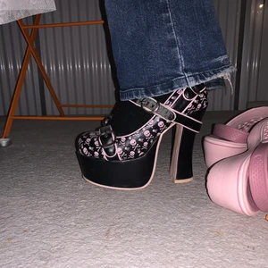 T.O.K KLACKAR - Skit snygga coola klackar från T.O.K, ganska sällsynta, från japan, sjukt fina verkligen sorgligt att sälja dom. Bra skick 