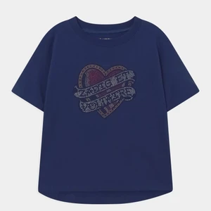 Zadig voiltaire t shirt - INTRESSSEKOLL!!! På min snygga zadig voiltaire tröja. Den är köpt för runt 600 kr. Jag är själv 1,60 och den passar perfekt. Tröjan är bara använd ett fåtal gånger. Den är helt i nyskick. Skriv privat om ni har något bud.❤️😘