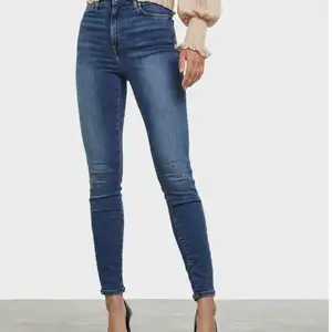 Säljer ett par blåa högmidjade tajta jeans i storlek XS från bikbok. Köpta nyss för 599 men kommer aldrig till användning plus att dom har ett litet hål precis vid en av hylsorna som går att laga såklart så säljer dom för 70kr+frakt