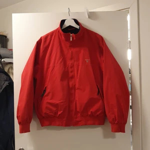 Gant jacka - Gant jacka med fleecefoder. Storlek L, det är herr men passar mig utmärkt som är XL i damkläder. Lite sliten i ärmarna och en liten fläck på ryggen, tvåkronan är för storleksreferens.