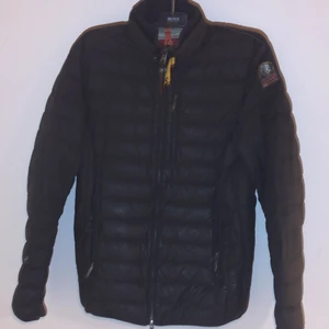 Parajumper jacka stl xs herr/dam - Äkta vara! Jackan är cirka 2 år gammal och använd vid höst/vintersäsongen, har 2 st små hål men dom syns knappt.  Mycket varm och skön och användbar jacka!       Säljer pågrund av att den blivit för liten för mig . Jackan passar mig som är 1,67 perfekt! Pris kan diskuteras 