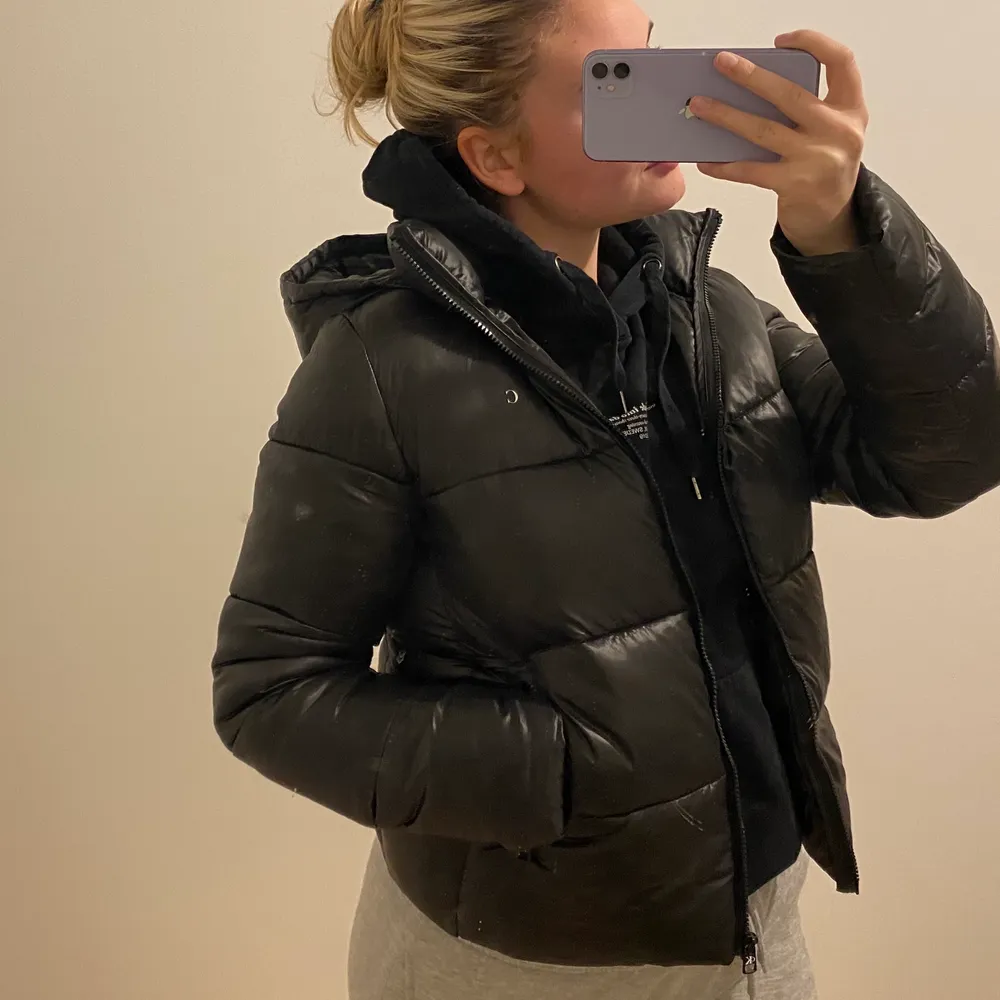 Skitsnygg vinterjacka från Calvin Klein köpt förra säsongen. Varsamt använd! Håller värmen super🤩 strl M men passar även S. 400 kr, frakt ingår. Jackor.