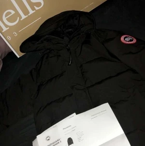 Canada Goose MacMillan parka - Helt ny oanvänd använt bara 5-6 Gånger Ny pris 9399kr det står på kvittot S storlek Passar Också Som M eller XS anledning till att jag säljer den är har tappar Intresse för den vill Köpa en annan Jacka med mer Info och Bilder PM 