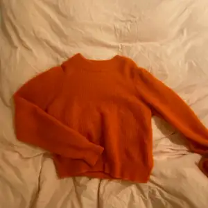 Fin stickad Kashmir tröja i röd/orange färg. Färgen är svår att fånga upp på kamera, har mer ”lyster” i verkligheten. Storlek L. Köpt i Köpenhamn i en lokal butik. Använd ett få tal gånger och är i superfint skick!! 700kr i nypris.