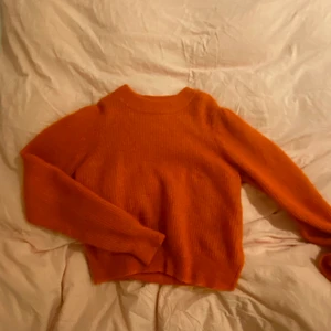 Kashmir tröja - Fin stickad Kashmir tröja i röd/orange färg. Färgen är svår att fånga upp på kamera, har mer ”lyster” i verkligheten. Storlek L. Köpt i Köpenhamn i en lokal butik. Använd ett få tal gånger och är i superfint skick!! 700kr i nypris.