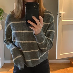 Stickad tröja  - Fin stickad tröja i fint skick. Storlek xs🥰