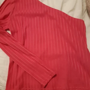 One shoulder crop top - En halv skrikrosa/neonrosa crop top, one shoulder 💗 Perfekt för festerna, nyårsfesten. Super sexig. Den är liite förstor för mig (för jag har inga bröst). Med bh passar den grymt och tyget är stretchigt. Endast provad. Köparen står för all fraktkostnad och jag står inte för postnord strul 🙈