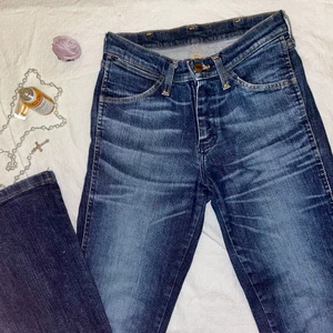 wrangler y2k bootcut jeans 🪅🧝‍♀️ - y2k wrangler jeans i storlek 28/32 men som är lite för små för mig. skulle säga att dom är mer som en 25/32 då min storlek i vanliga fall ligger runt 25-26/32 🧜‍♀️ dem har ingen stretch och är tighta runt låren, därför sitter de för tight på mig 🖤 dom är långa och skulle passa en längre person! jag själv är 165 och dom når ända ner till golvet. kan skriva mått om det önskas 🔮