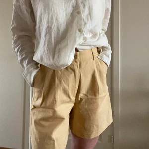 Ljusgula linneshorts - Säljer supercoola shorts med hög midja i ljusgul färg! Perfekta till sommaren 🤩 säljer då de tyvärr inte har kommit till användning i min garderob, så de är i nyskick! Längden går till mitten av låret på mig som är 165cm. Shortsen är från United Colors of Benetton och materialet är en blandning av bomull och linne. Skulle säga att de passar en S/36, sitter jätteskönt! Skriv om du har frågor eller vill ha fler bilder! 🤗