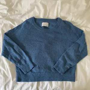 Säljer nu min Samsoe Samsoe tröja. Den är i en jättefin blå färg och jätteskön. Nypris är 1200 och jag säljer för 400 💙💙
