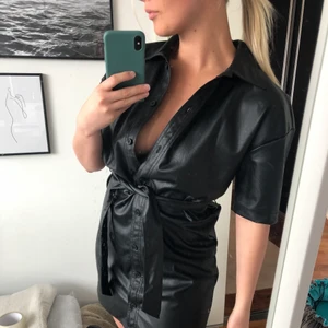 Läderklänning  - Sexig kläning i fake läder från Gina i storlek 34 men passar även en 36. Perfekt till sommaren! 200kr + frakt