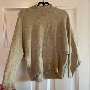 Stickad tröja - Stickad beige tröja från hm, knappt använd. Kortare i modellen. Frakt tillkommer 