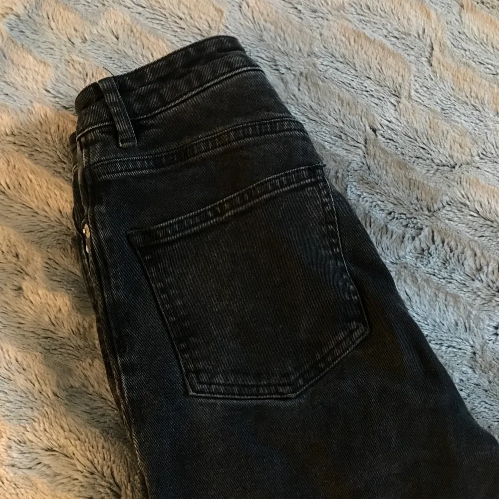 Ett använt plagg men som definitivt håller ett tag till, sköna och enkla basjeans som går ihop med det mesta i din garderob. Från NAKD i strl 34/xs. Jeans & Byxor.