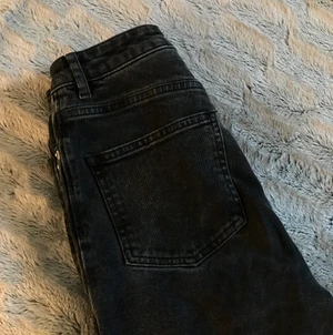 Svarta högmidjade jeans med slitna fransar NAKD - Ett använt plagg men som definitivt håller ett tag till, sköna och enkla basjeans som går ihop med det mesta i din garderob. Från NAKD i strl 34/xs