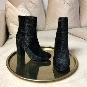 Sammet klackskor - Sammet , fint mönster. Använd fåtal gånger. 