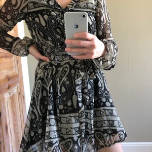 Klänning - Mönstrad klänning i mycket fint skick!🤗
