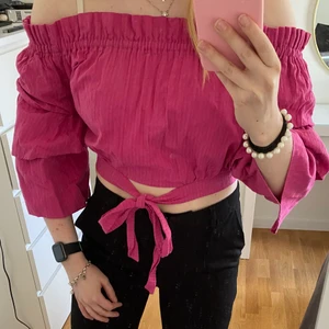 Rosa topp från NA-KD - Rosa topp från NA-KD och kommer från Andrea Hedenstedt kollektion. Använd endast en gång och är i superbra skick. Ordinare pris 169kr💖