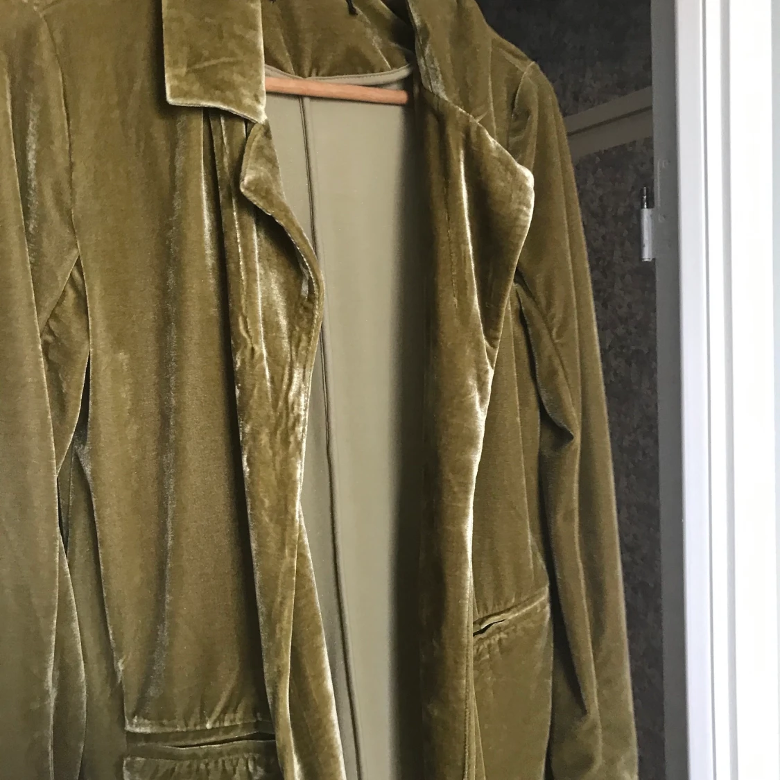 Olivgrön sammets kavaj ( knälång) - 90