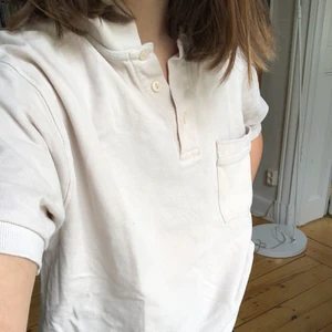 Pikétröja  - Oversized beige pikétröja som passar XS-L (den är M i herr). Jättebra skick, nästan aldrig använd 