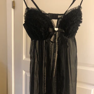 Mesch top - Så fin topp! Den har som en slut där fram som man kan se på bilden skulle säga att kupan är b/c man kan justera där bak så därför skulle jag säga s/m trotts att det står M i den💗Så himla söt💕 köparen står för frakten 😘