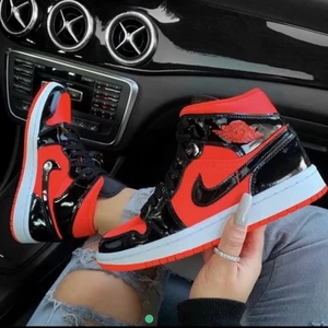Jordans 1 -                                                                    Sååå snygga jordans i färgen hot punch. Storlek 38,5. Boxen till skorna medföljer. Säljer endast vid bra bud då jag gillar de så mkt😊 en av skorna har en liten defekt under sulan, men syns absolut inte eftersom att sulan är mot marken.                               