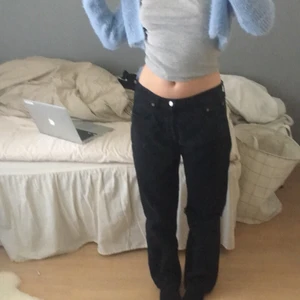 Jeans - Svarta jeans med ett hål!