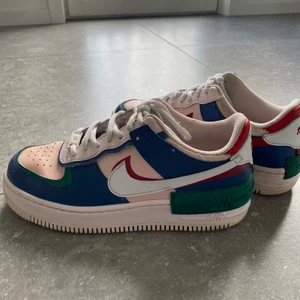 Nike Airforce 1 Shadow - säljer nu mina älskade Airforce då dem tyvärr har blivit för små för mig. dessa är mina favorit skor och är hur sköna som helst. vad jag har sett är dem slutsålda på de flesta affärerna. köpta vintern 2019 och  är väl använda. därav finns det små skador på skorna men inget man tänker på. hör av er vid intresse eller om ni vill ha fler bilder💖💖köparen står för frakten!!