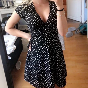 Prickig sommarklänning med knytning - Svart klänning med vita prickar i storlek xs. Säljer den då jag inte kan ha den längre. Den är i bra skick och använd ett antal gånger. Startbud 100kr+frakt