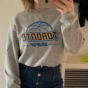 Sweatshirt  - En sweatshirt som sitter superfint på! Har kommit väl till användning men nu är det dags för den att få en ny ägare! 💞⚡️
