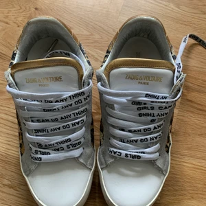 Sneakers  - Unika Zadig & Voltaire sneakers i storlek 36 som är köpta från Vestiaire collective. Jag har endast använt dom två gånger så väldigt fint skick förutom att det har skrapast bort lite bak då den var så när jag köpte dom, se sista bilden. Perfekta nu till sommaren, buda i kommentarerna! 🧚🏼‍♀️