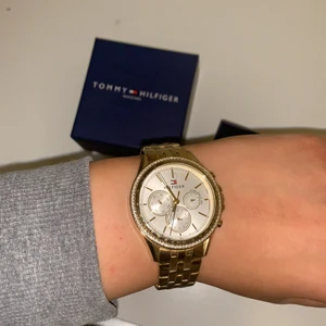 Tommy Hilfiger klocka  - Tommy hilfiger klocka för både dam och herr. Guld med diamanter, den är äkta och har kvitto och hela förpackningen kvar! För närmare och bättre bilder skriv till mig🦋💙 KNAPT ANVÄND, ANVÄND MAX 3 GÅNGER!!!