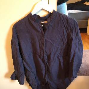 En mörkblå skjorta från Wera i strl 36 o sitter som en 36. Den är använd ett fåtal ggr så den är inte alls nopprig. På mig som är 170 cm sitter den ca 2 dm nedanför midjan, men jag brukar vika upp den. Den stryks innan den skickas. Köparen står för frakt o väljer spårbart eller ej❤️