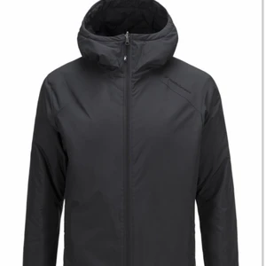 Peak performance jacka - Bra skick storlek S. Jackan är vändbar, färg svart på båda sidorna, ena sidan med mönster och den andra helt svart. Litet hål vänster arm som syns om man kollar noga. Nypris 2000. Gratis frakt.