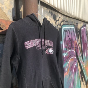 COLLEGE HOODIE!! 💿💿 - Säljer denna college hoodie från Chadron state college i Nebraska och deras mascot eagles. Tröjan är producerad av Russell athletic och är i bra vintage skick. Skulle uppskatta att tröjan är från tidigt 00-tal. Tröjan är storlek S och tröjan är tts. Det är bara att höra av dig om du undrar något! 💿🌱 